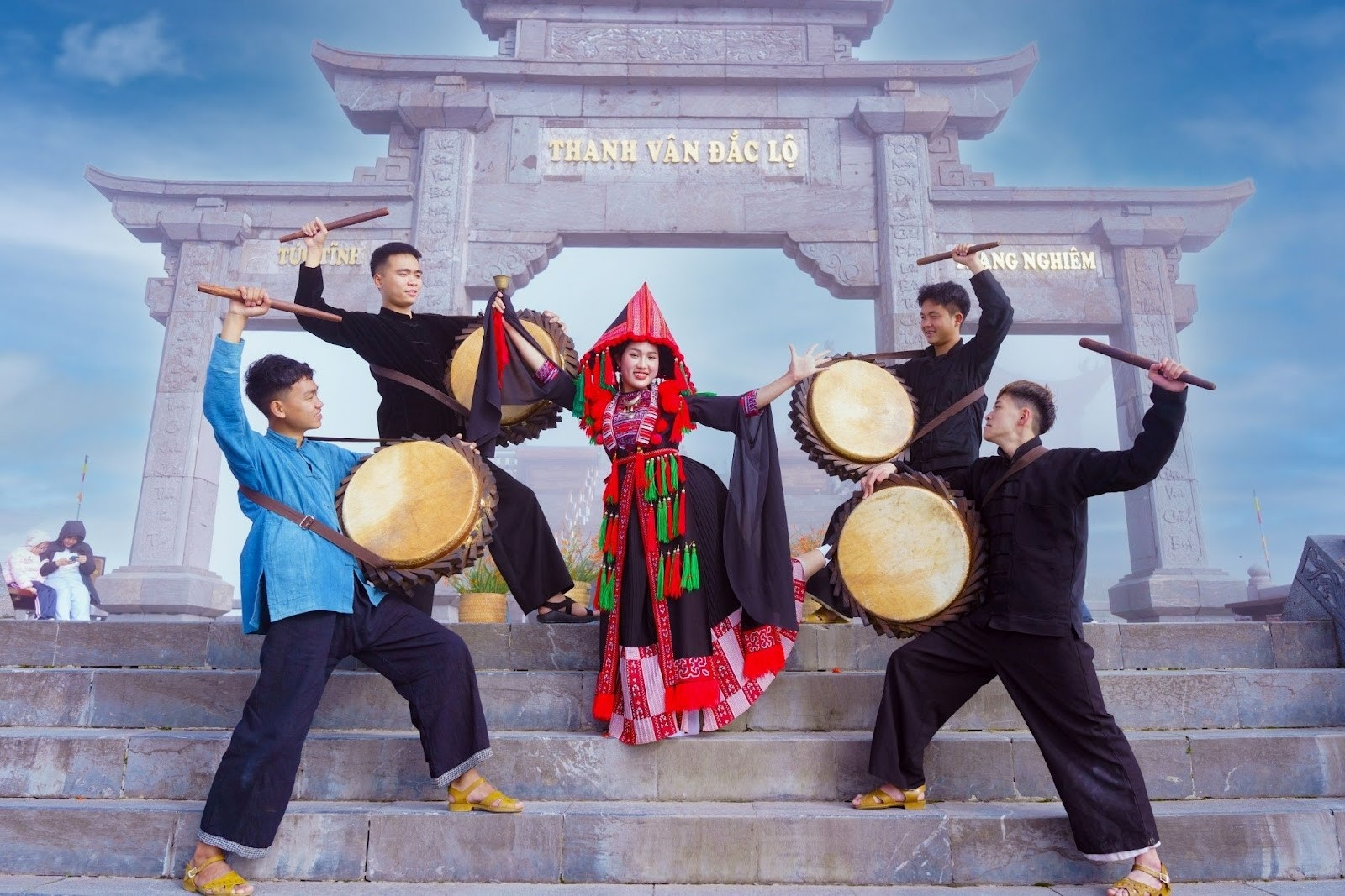 Fansipan több ezer turistát fogad a 2024-es Rizsfesztiválra - 2 Fansipan đón hàng nghìn du khách đến vui chơi Lễ hội dơn thóc 2024 - 2