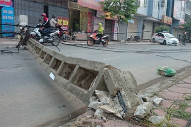 Cột điện đổ ngang đường, dòng xe leo vỉa hè “thoát thân”