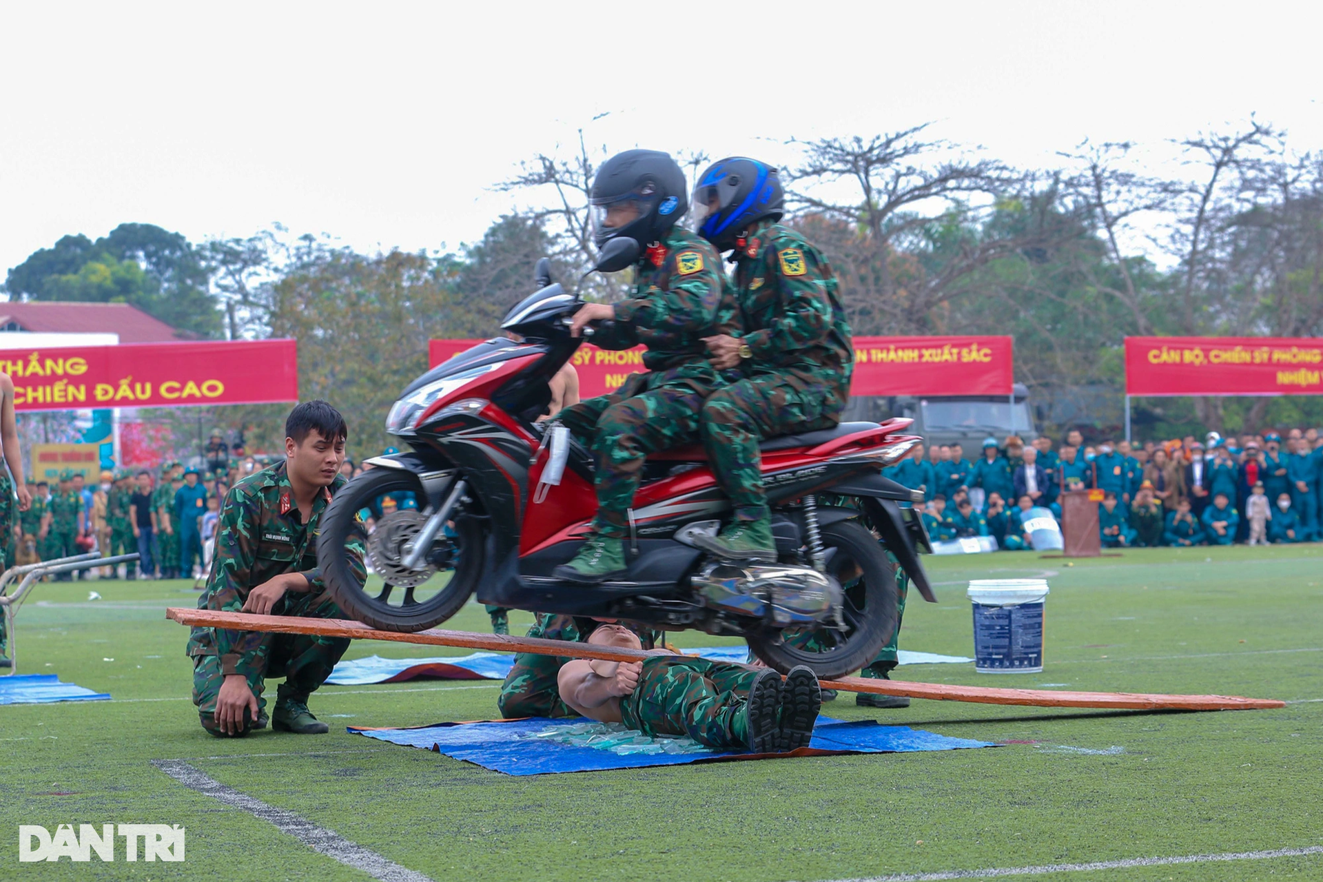 Xem trinh sát đặc nhiệm phô diễn sức mạnh, trấn áp phần tử quá khích - 10 Xem trinh sát đặc nhiệm phô diễn sức mạnh, trấn áp phần tử quá khích - 10