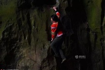 Cô gái tay không leo vách núi dựng đứng gây sốc mạng xã hội