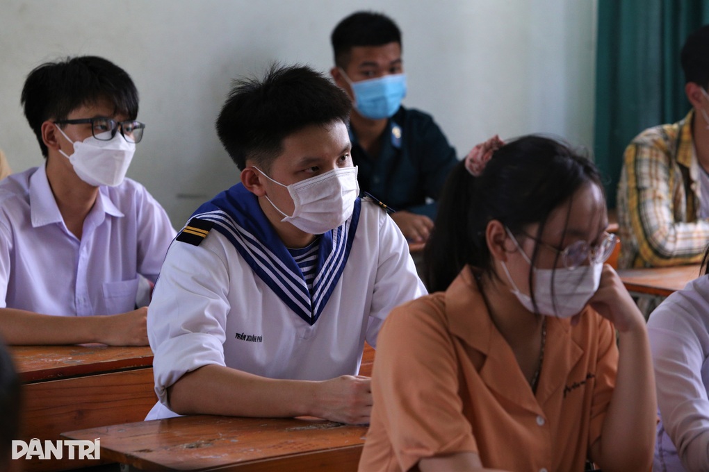 Chiến sĩ Hải quân tự tin đặt mục tiêu được 9,5 điểm mỗi môn thi tốt nghiệp - 2 Chiến sĩ Hải quân tự tin đặt mục tiêu được 9,5 điểm mỗi môn thi tốt nghiệp - 2