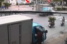 Đánh lái gấp tránh người đi xe đạp sang đường, xe khách lật nghiêng