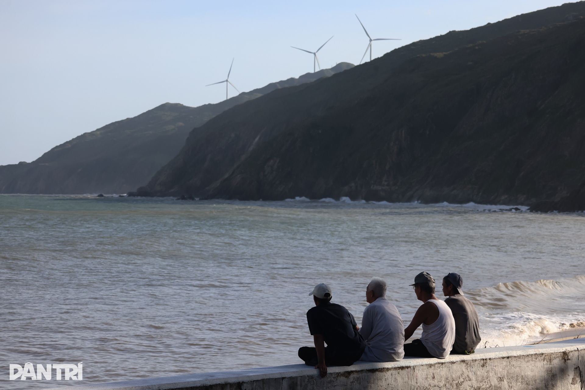 Người dân miền Trung bơm nước, xúc cát lên mái nhà chống bão Kalmaegi - 11