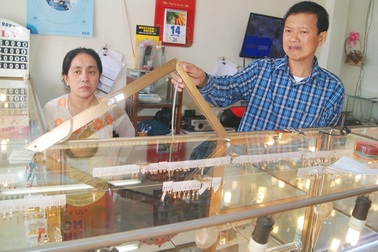 Bình tĩnh nghe điện thoại trong lúc... trộm vàng