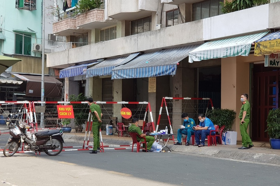 Phong tỏa một khu chung cư có người nghi mắc Covid-19 - 1 Phong tỏa một khu chung cư có người nghi mắc Covid-19 - 1