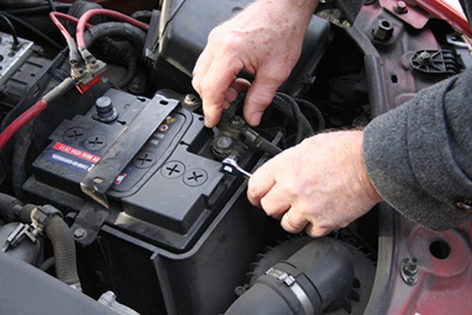 Nên vệ sinh các điện cực trước khi nghĩ đến việc thay thế ắc quy. Ảnh: Driver knowledge