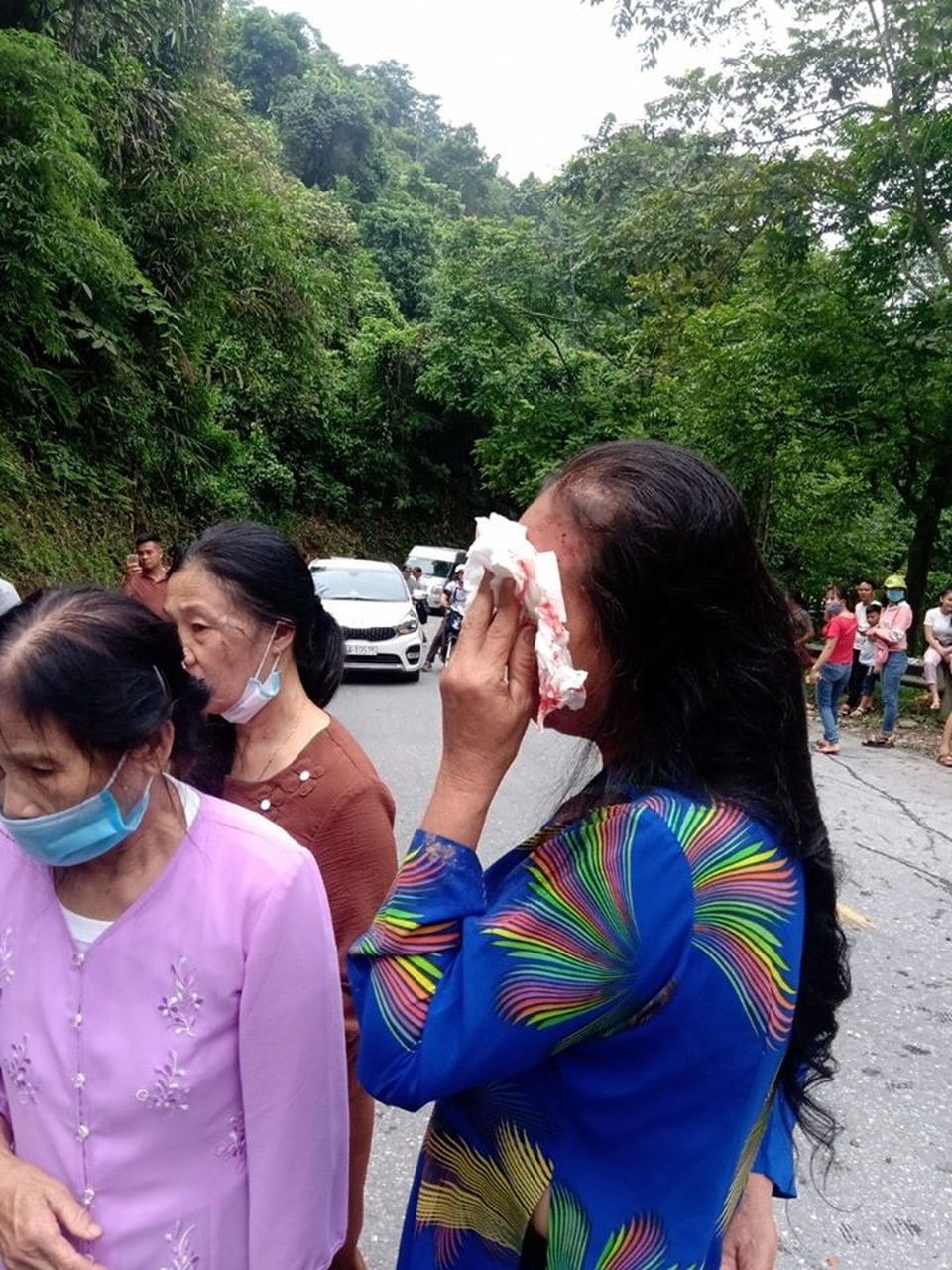 Xe khách lật nghiêng trên đường lên Sa Pa - 1 Xe khách lật nghiêng trên đường lên Sa Pa - 1