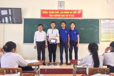 Nam sinh lớp 11 được tặng Giấy khen vì dũng cảm cứu người đuối nước