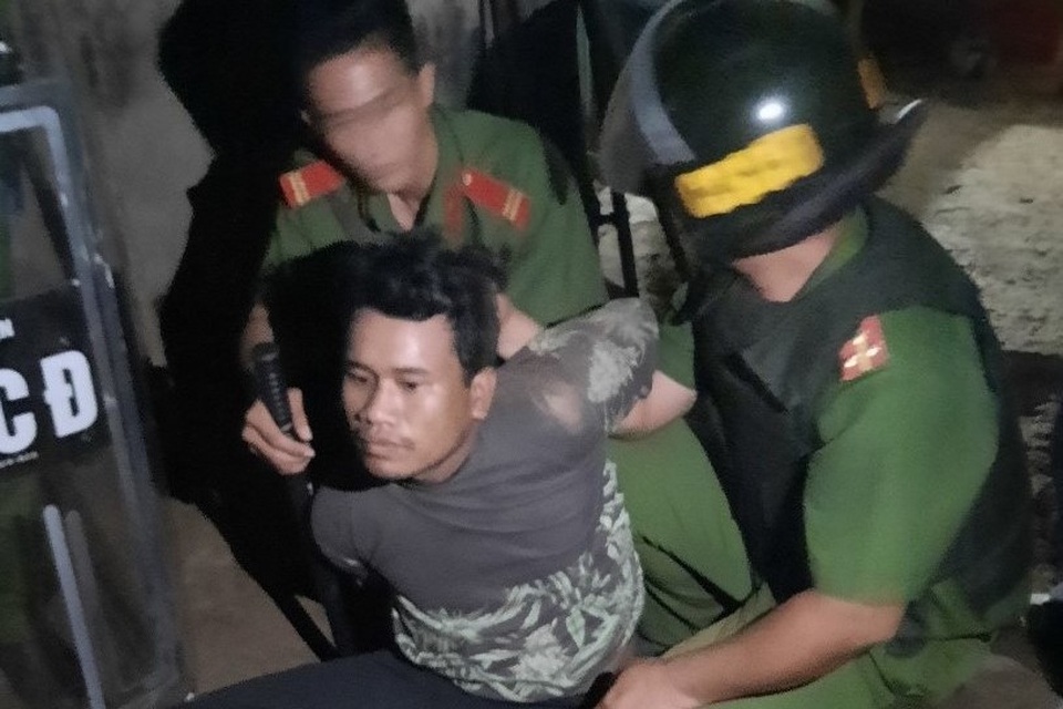 Chú bắt, dọa giết cháu ruột 3 tuổi, đòi công an cấp súng AK, 200 viên đạn - 1 Chú bắt, dọa giết cháu ruột 3 tuổi, đòi công an cấp súng AK, 200 viên đạn - 1