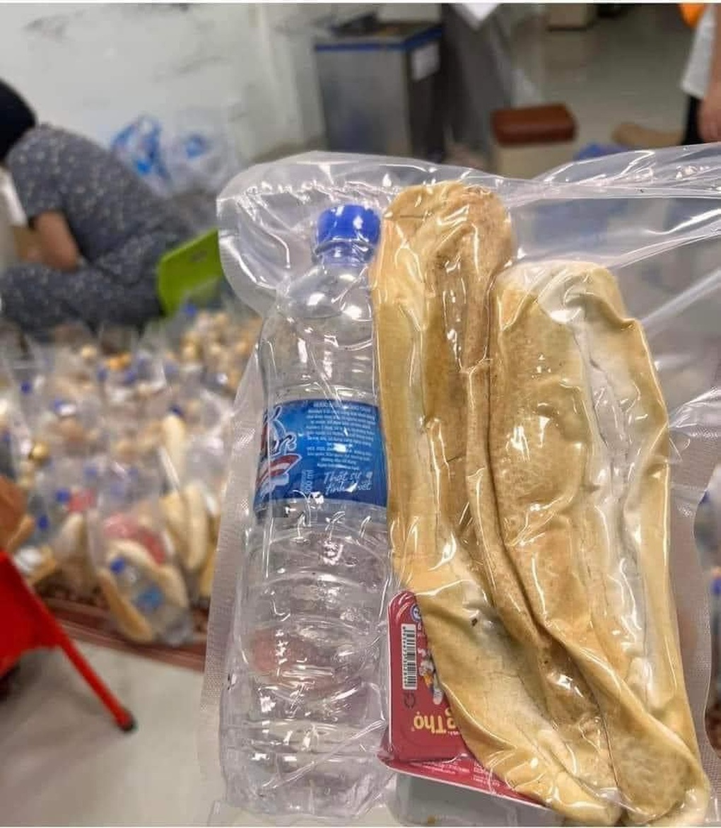 Vùng lũ lâm cảnh vừa cứu người, vừa lo cứu... thực phẩm cứu trợ - 1 Vùng lũ lâm cảnh vừa cứu người, vừa lo cứu... thực phẩm cứu trợ - 1