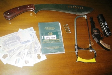 Hối lộ CSGT vì bị phát hiện tàng trữ vũ khí quân dụng