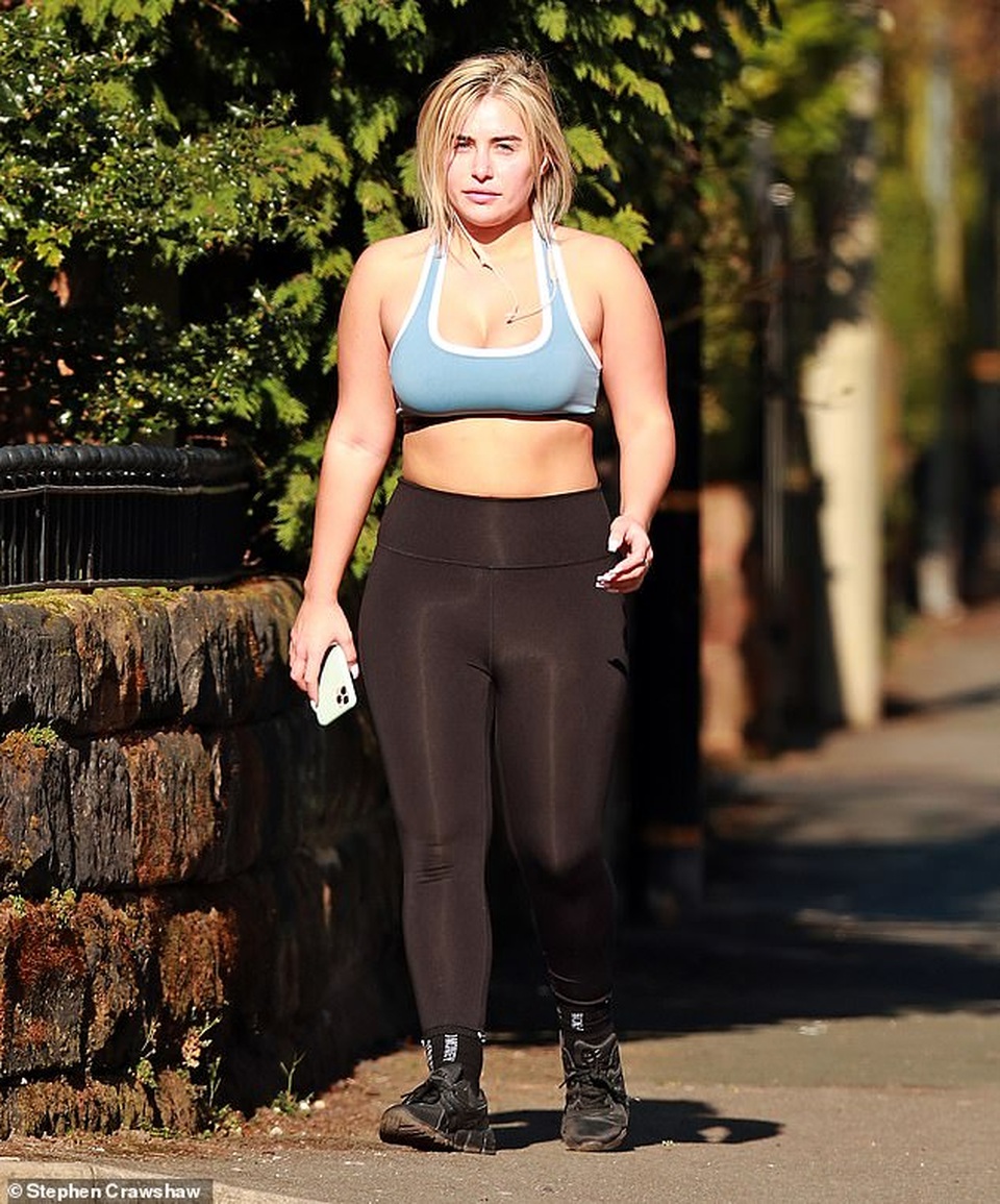 Rhian Sugden giản dị đeo găng tay ra phố - 6 Rhian Sugden giản dị đeo găng tay ra phố - 6