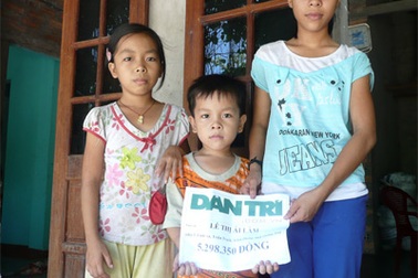 Ba chị em mồ côi tiếp tục nhận quà nhân ái