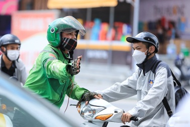 Tài xế công nghệ hỗ trợ CSGT điều tiết giao thông giữa trời nắng ở Hà Nội