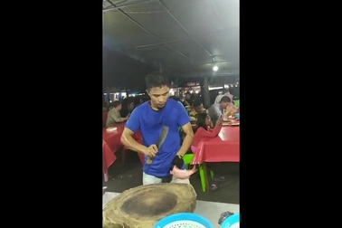 Thót tim cảnh múa dao chế biến cá "có một không hai"