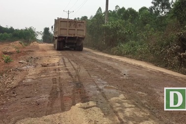 Hà Nội: Nhà dân nứt vỡ, đường xã bụi mù mịt vì xe "hổ vồ" hoạt động ngày đêm