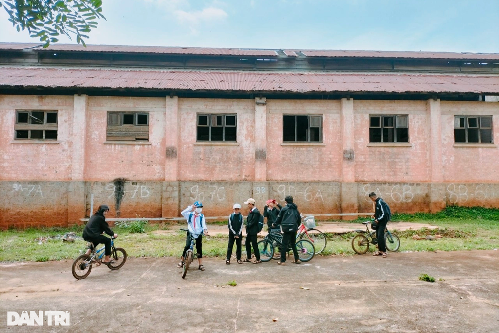 Nhà kho Bảo Đại sát trường xuống cấp, thầy trò thấp thỏm - 4 Nhà kho Bảo Đại sát trường xuống cấp, thầy trò thấp thỏm - 4