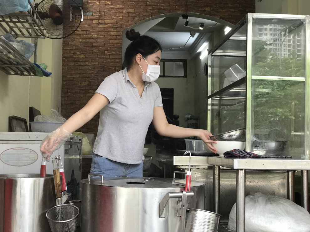 Nỗi buồn quán vùng xanh: Thực phẩm tăng giá, cả sáng bán được 2 bát bún - 2 Nỗi buồn quán vùng xanh: Thực phẩm tăng giá, cả sáng bán được 2 bát bún - 2