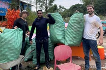 Khách Tây hào hứng khi tham gia "tour dọn dẹp sau lũ" ở Thái Nguyên