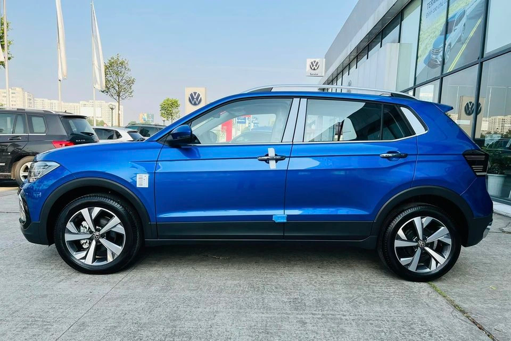 Xe Volkswagen T-Cross trưng bày được giảm 244 triệu đồng, vẫn đắt hơn CX-5 - 2 Xe Volkswagen T-Cross trưng bày được giảm 244 triệu đồng, vẫn đắt hơn CX-5 - 2