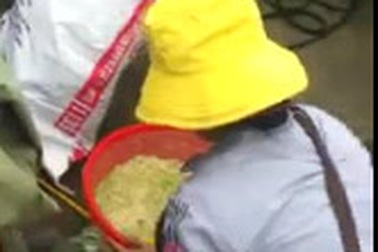 Choáng váng video “hô biến” cốm trắng thành cốm xanh