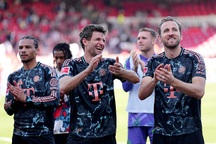 Bayern Munich thắng tưng bừng sau khi bị loại khỏi Champions League