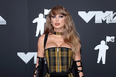 Taylor Swift và Lisa đọ dáng gợi cảm trên thảm đỏ VMAs 2024