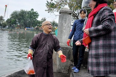 Nhà sư bám trụ hồ Tây xin rác người thả cá tiễn Táo quân