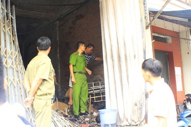 Giải cứu một gia đình trong căn nhà hai tầng đỏ lửa