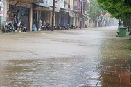 Lũ đang dâng cao “tấn công” nhiều tuyến đường tại Huế