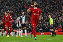 Salah đá hỏng phạt đền, Liverpool vẫn thắng đậm Newcastle