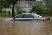 Hàng loạt xe sang chết máy, ngập sâu trong nước sau mưa lớn ở Hà Nội