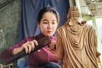 Người phụ nữ nhan sắc dịu dàng, tay “hóa” gỗ ra hàng trăm triệu đồng