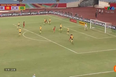 Tình huống chạm tay cầu thủ Australia trong vòng cấm