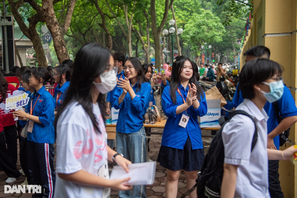 Gần 100 học sinh tình nguyện hỗ trợ thí sinh thi lớp 10 Phan Đình Phùng - 1 Gần 100 học sinh tình nguyện hỗ trợ thí sinh thi lớp 10 Phan Đình Phùng - 1