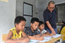 Vị khách nước ngoài và thầy giáo Việt Nam làm điều đặc biệt với học sinh