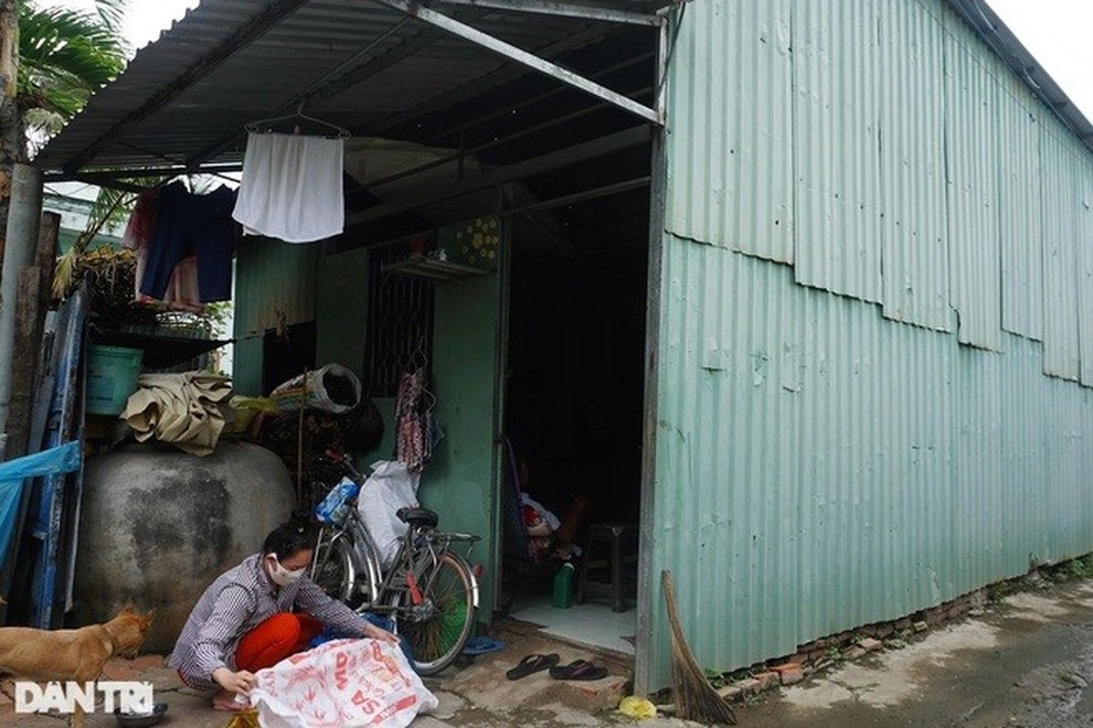 Trao 85 triệu đồng tới người đàn ông ốm liệt giường và con gái khờ khạo - 2 Trao 85 triệu đồng tới người đàn ông ốm liệt giường và con gái khờ khạo - 2