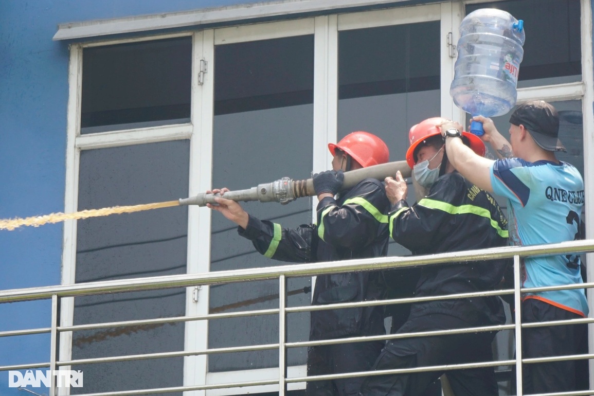 Hàng trăm chiến sĩ dập đám cháy cực lớn trong cụm công nghiệp - 6 Hàng trăm chiến sĩ dập đám cháy cực lớn trong cụm công nghiệp - 6