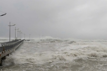 Giữa tâm bão Kalmaegi, hai người lao xuống biển cứu người tự tử