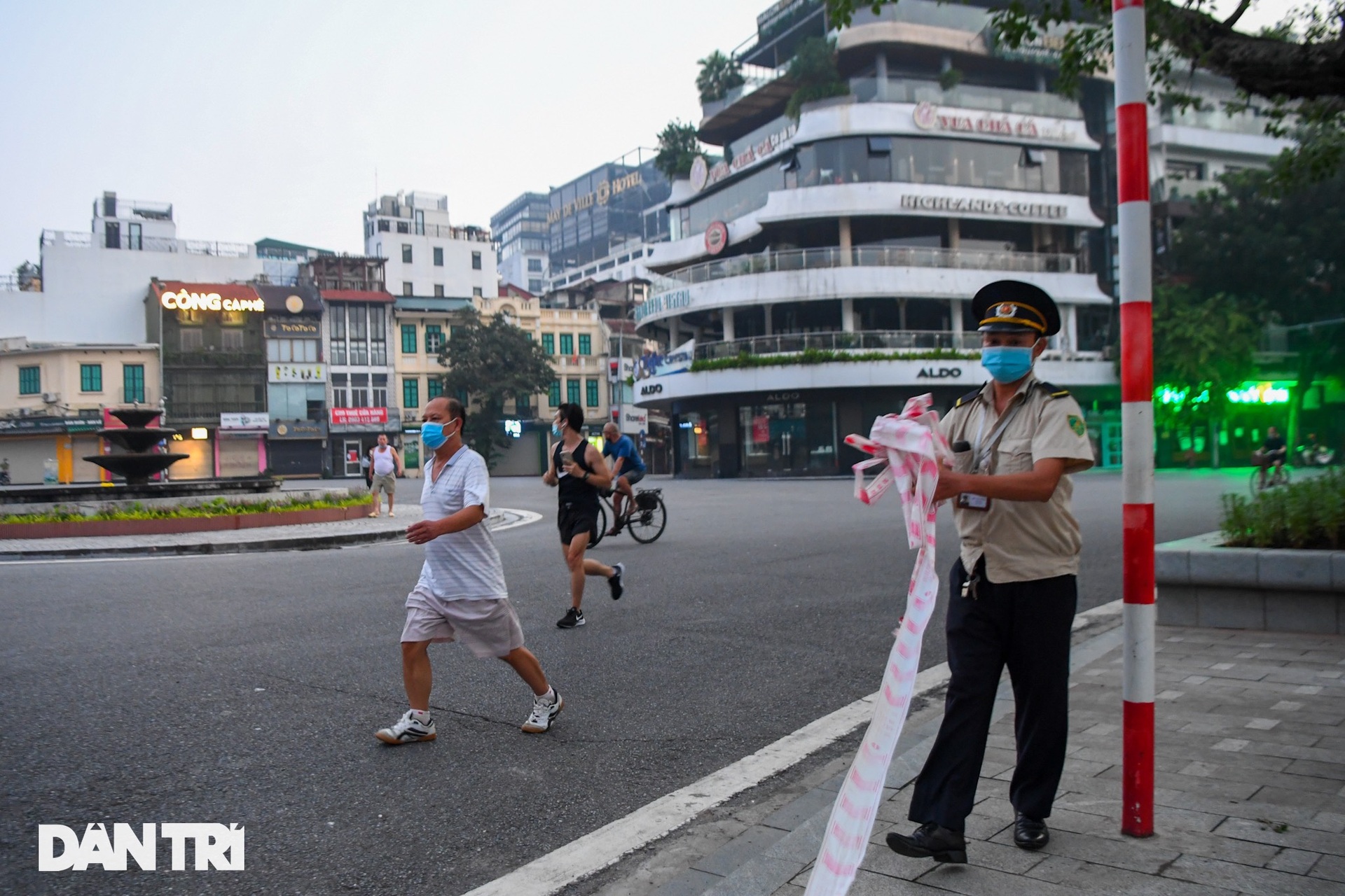 Sau nới lỏng, người dân Hà Nội đổ ra đường tập thể dục từ tờ mờ sáng - 14 Sau nới lỏng, người dân Hà Nội đổ ra đường tập thể dục từ tờ mờ sáng - 14