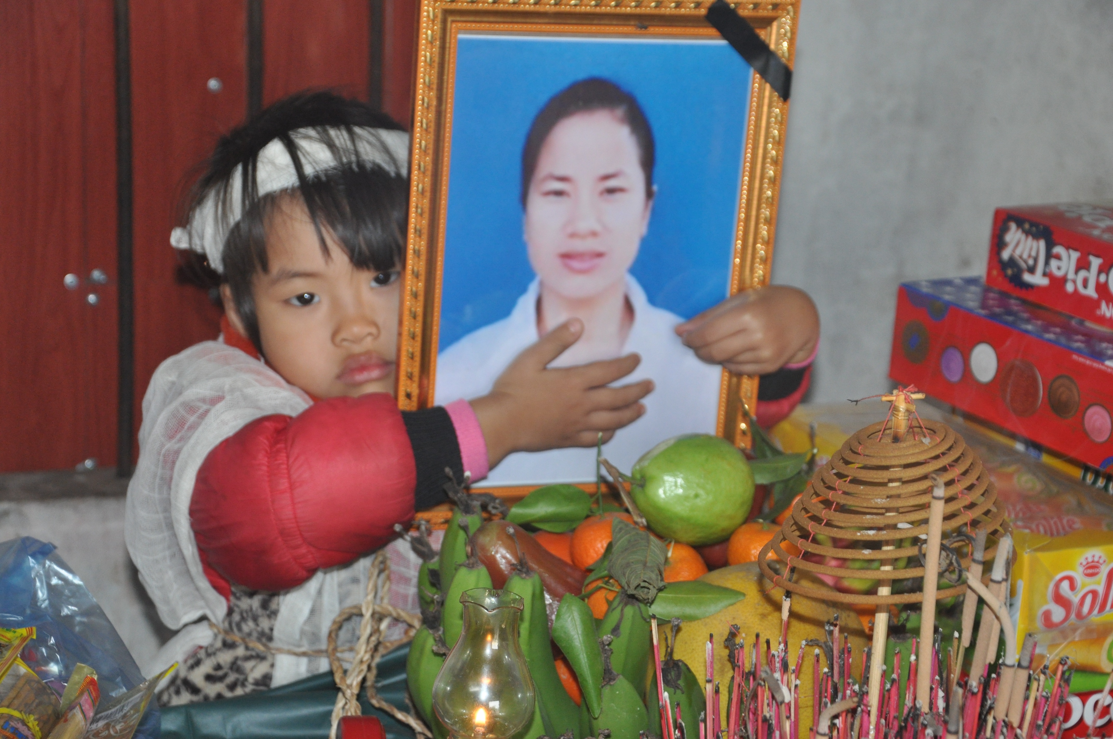 Ám ảnh vành tang trắng trên đầu 2 đứa trẻ: “Tết này sao mẹ không về?” - 1 Ám ảnh vành tang trắng trên đầu 2 đứa trẻ: “Tết này sao mẹ không về?” - 1