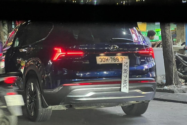 Xác minh hình ảnh xe Santafe đeo 2 biển số Hà Nội