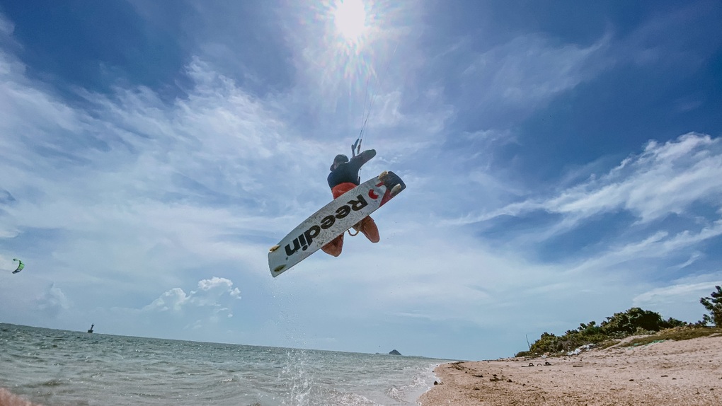 70 vận động viên quốc tế đến Ninh Thuận biểu diễn lướt ván diều - 3