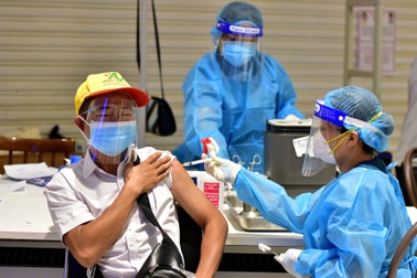 Những hình ảnh đầu tiên ở tâm dịch Bình Dương: Tiêm vắc xin hơn 1.000 người