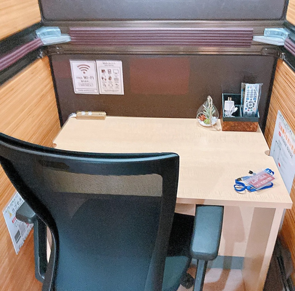 Bên trong văn phòng con nhộng tại Nhật: Miễn phí Wi-Fi, TV, sạc điện... - 4 Bên trong văn phòng con nhộng tại Nhật: Miễn phí Wi-Fi, TV, sạc điện... - 4