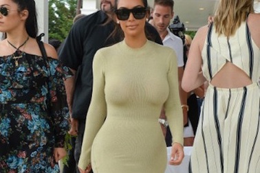 Cô Kim “siêu vòng 3” bạo chi 15 tỉ đồng để chụp hình tự sướng