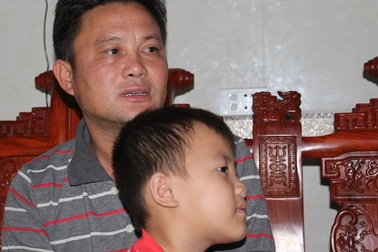 Vụ cháu bé 5 tuổi bị cột viễn thông đè nát chân: Mệt mỏi đi tìm quyền lợi cho con!