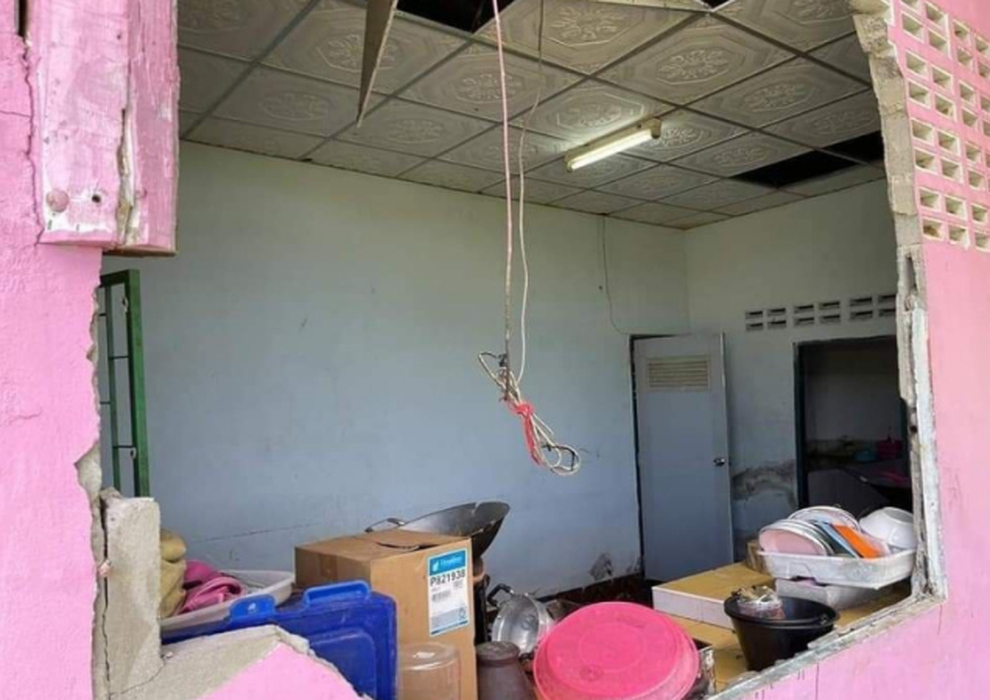 Voi đói bụng phá tường nhà dân, vào bếp tìm đồ ăn giữa đêm khuya - 4 Voi đói bụng phá tường nhà dân, vào bếp tìm đồ ăn giữa đêm khuya - 4