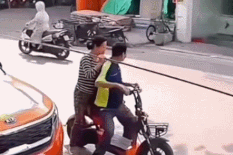 Nổi bật tuần qua: Cặp đôi đi xe máy vác thanh sắt "hạ gục" người đi đường