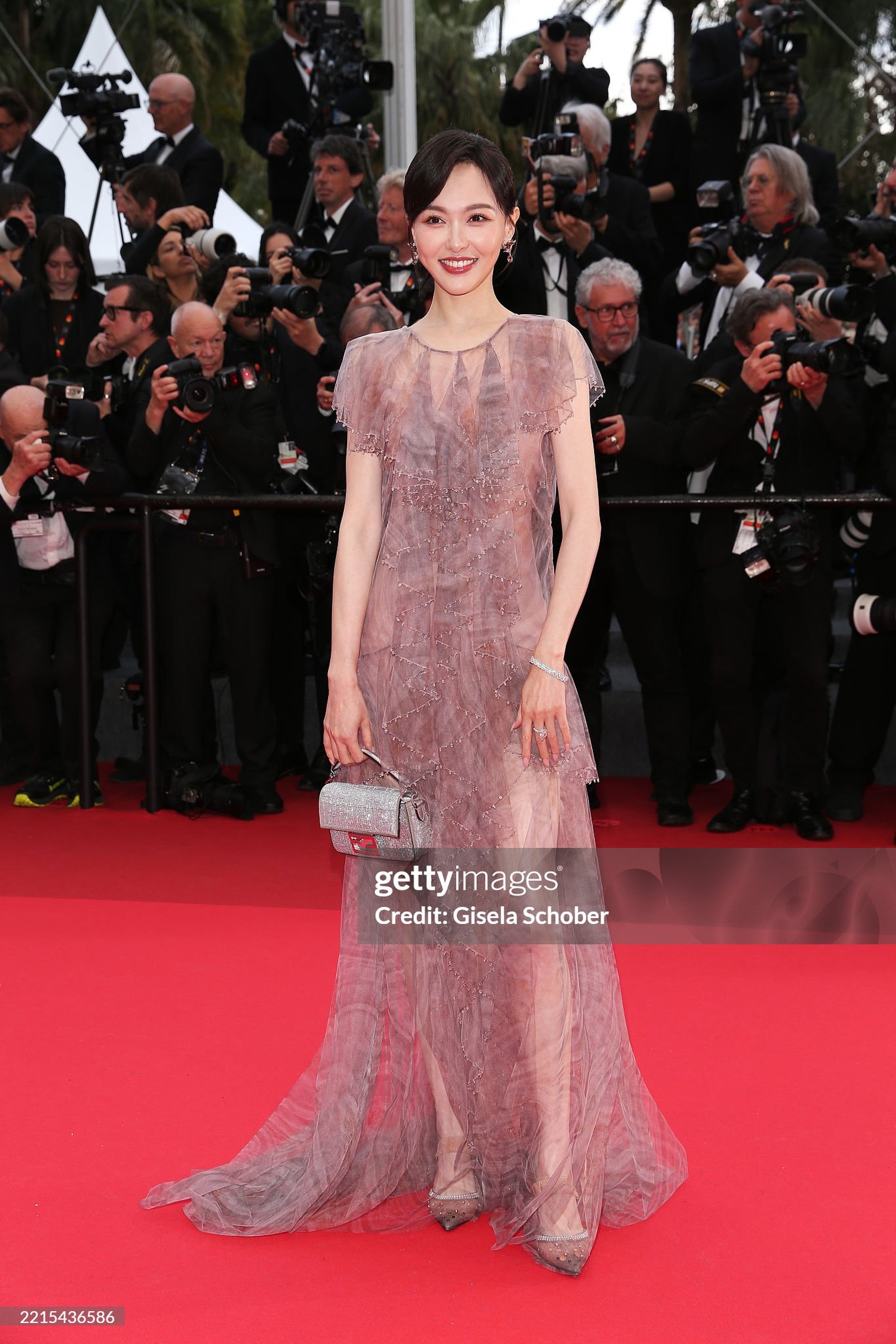 Angelina Jolie đẹp dịu dàng như nàng thơ tại LHP Cannes 2025 - 9 Angelina Jolie đẹp dịu dàng như nàng thơ tại LHP Cannes 2025 - 9